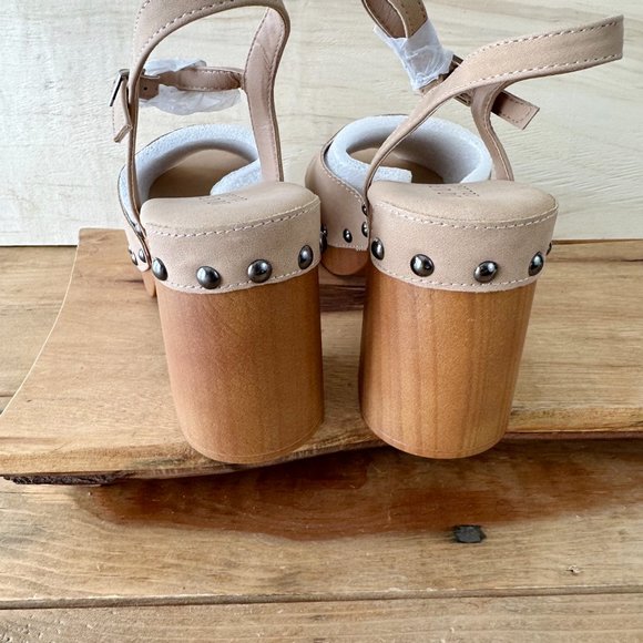 NWOB - Journee Collection‎ Tan Sandals Studs Platform 8.5 - Picture 9 of 10